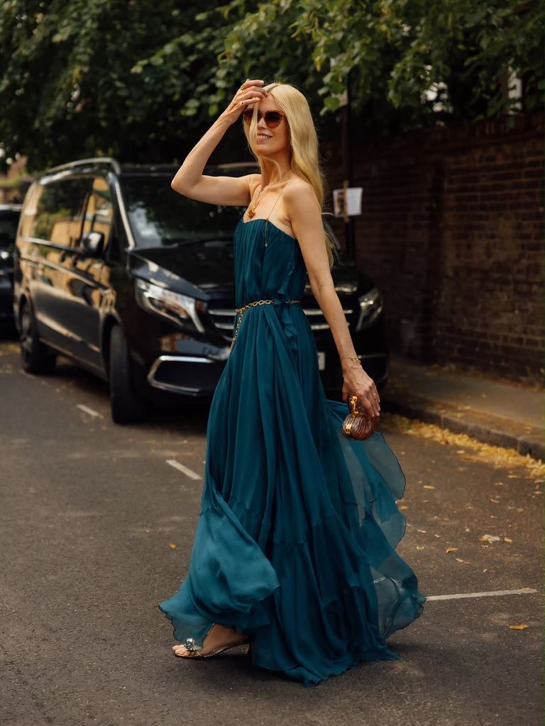Claudia Schiffer, la invitada mejor vestida con un diseño verde y joyas que son tesoros del mar