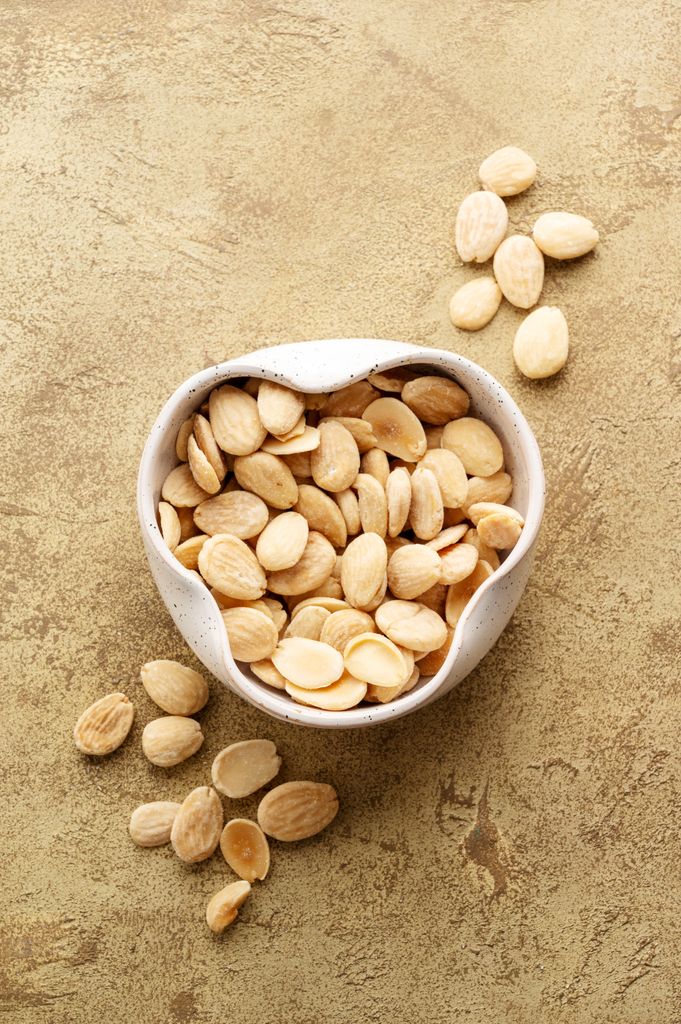 La almendra marcona, más dulce y rica en aceites naturales, es la mejor aliada para conseguir un ajoblanco especialmente cremoso.
