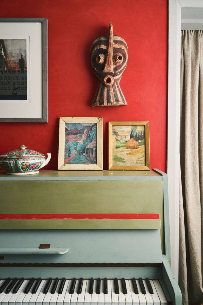 Pared pintada de color rojo