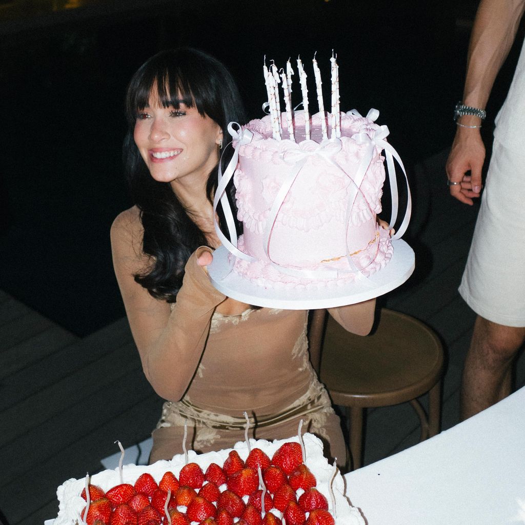 Aitana con su tarta de cumpleaños 