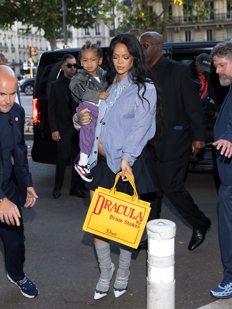 Rihanna el año pasado con uno de los "book totes" de Dior. 