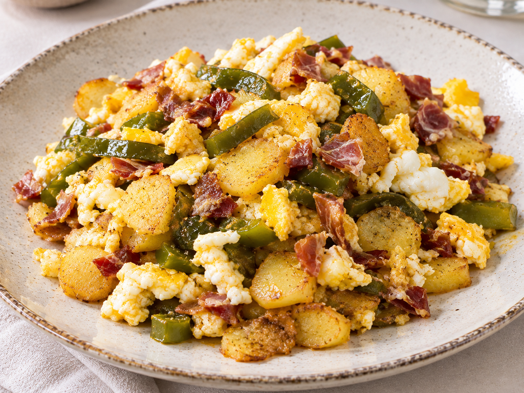 Hay quien le añade jamón u otros ingredientes a estas patatas al pelotón.