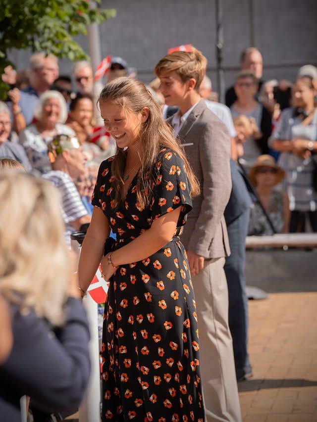 Isabella de Dinamarca con vestido negro estampado y semirrecogido