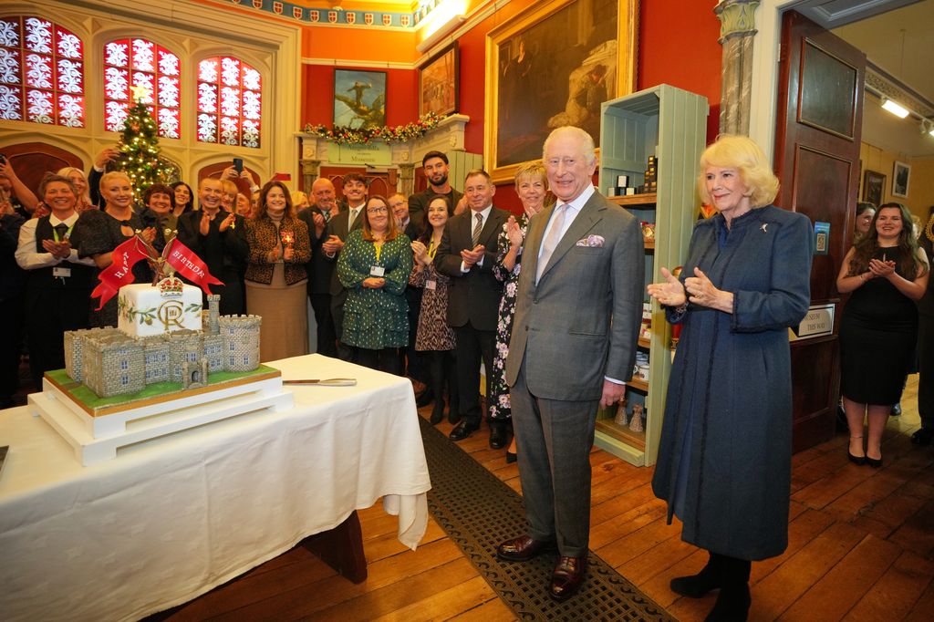 El rey Carlos III y su esposa, la reina Camilla, frente a una grata sorpresa: un pastel en forma del castillo hecho para él 