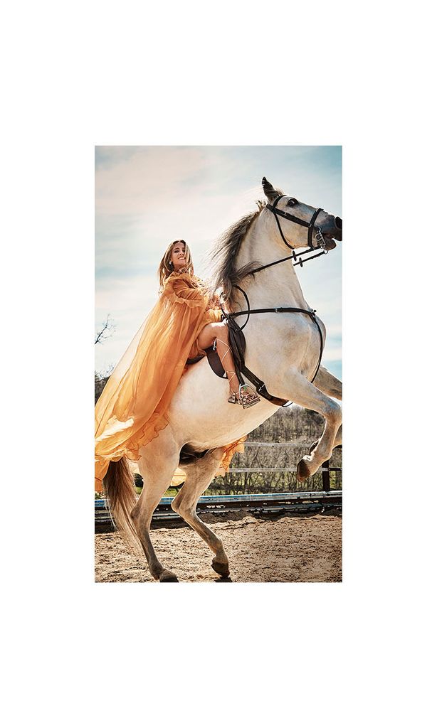 Elsa Pataky montando a caballo