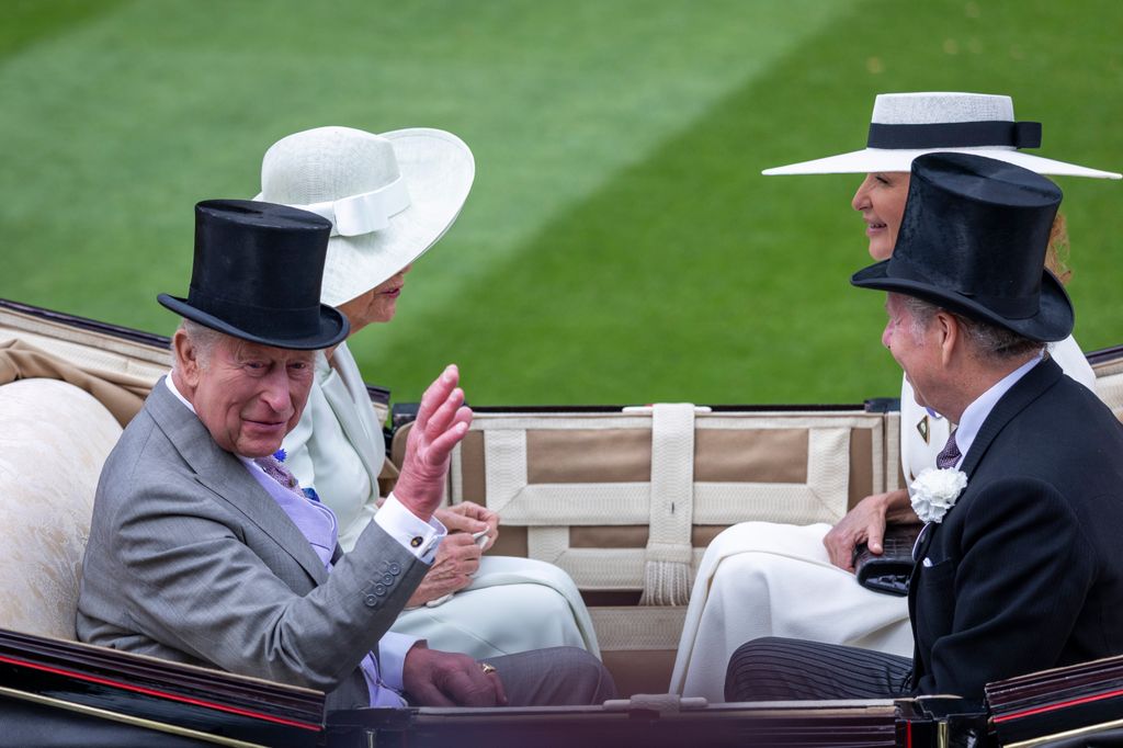El conde de Snowdon fue invitado a ocupar el lugar de máximo honor: junto a su primo hermano, el rey Carlos III, y la reina Camilla