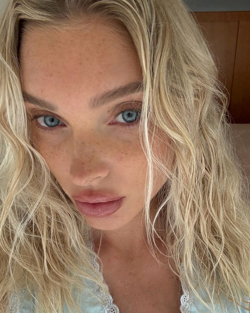 Elsa Hosk en primer plano con pelo rizado y rubio