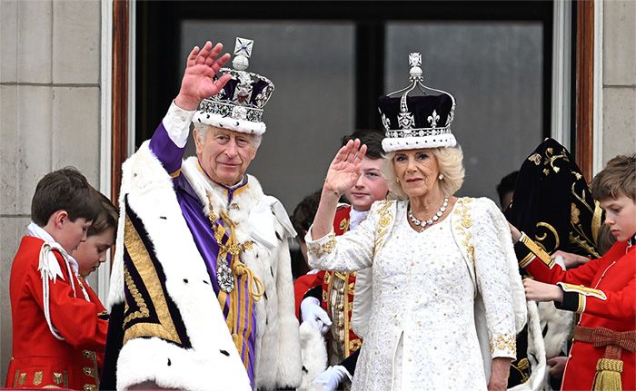 Carlos III se asoma por primera vez, como monarca del Reino Unido, al balcón del Palacio de Buckingham