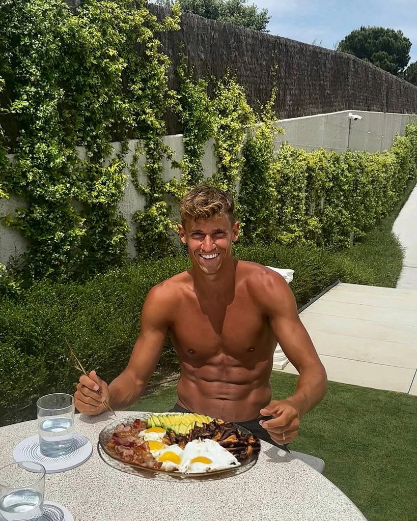 Marcos Llorente comiendo en el jardín