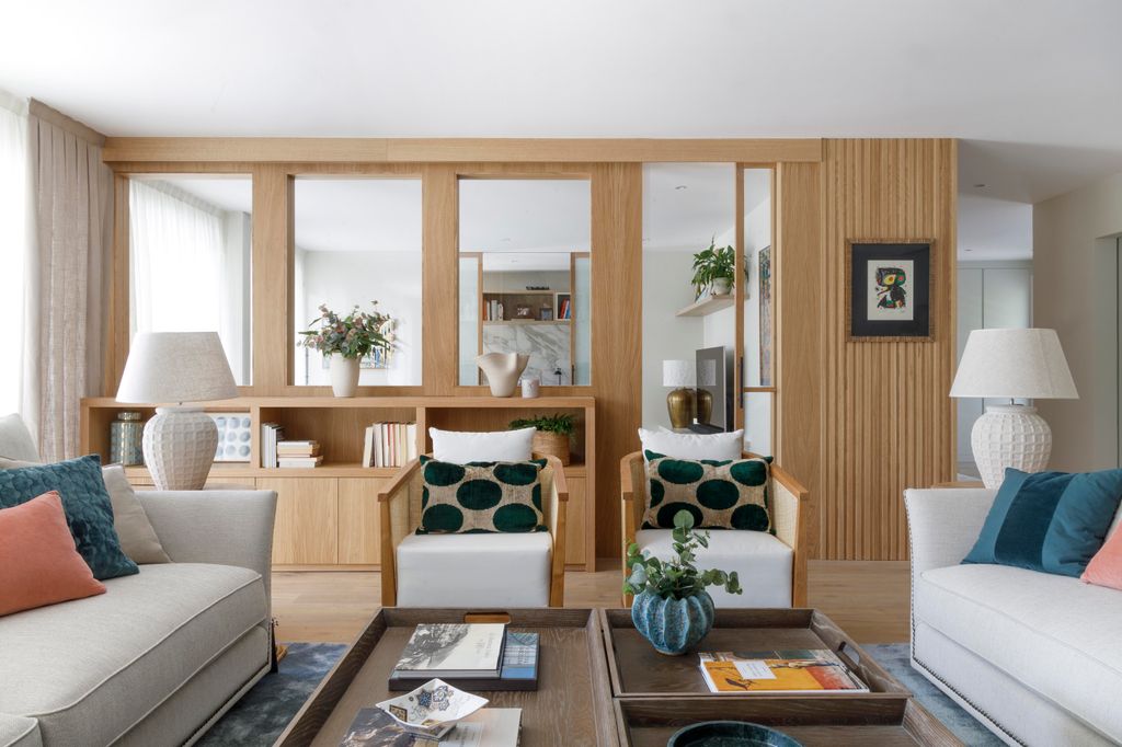 Salón con pared de madera. 