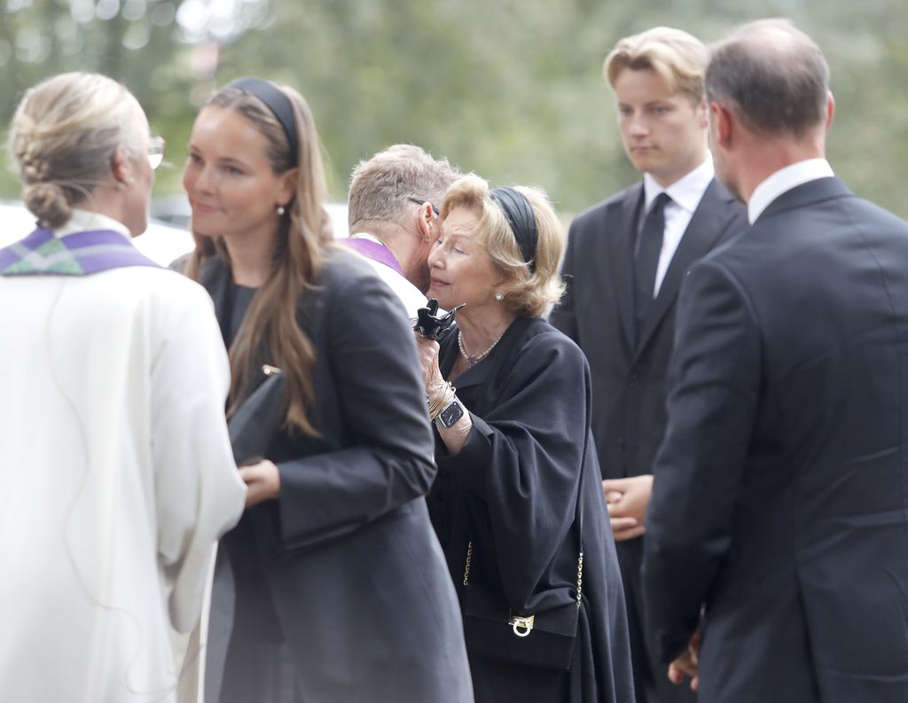 La princesa Ingrid saluda a la párroco de la iglesia y la reina Sonia, al deán