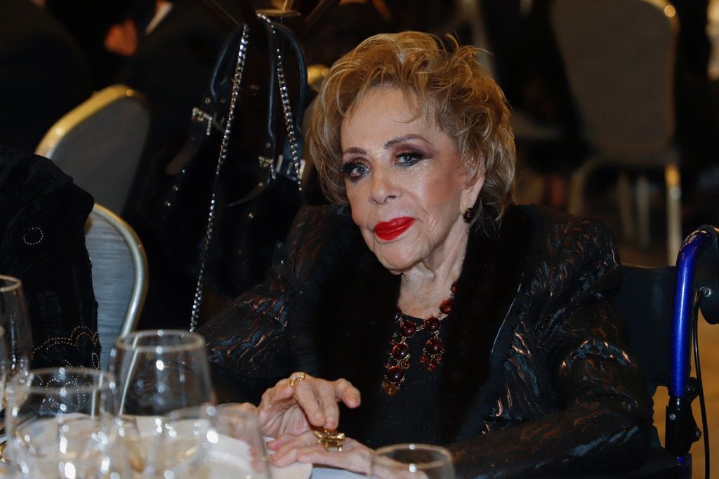 Plano medio de Silvia Pinal en un evento en México