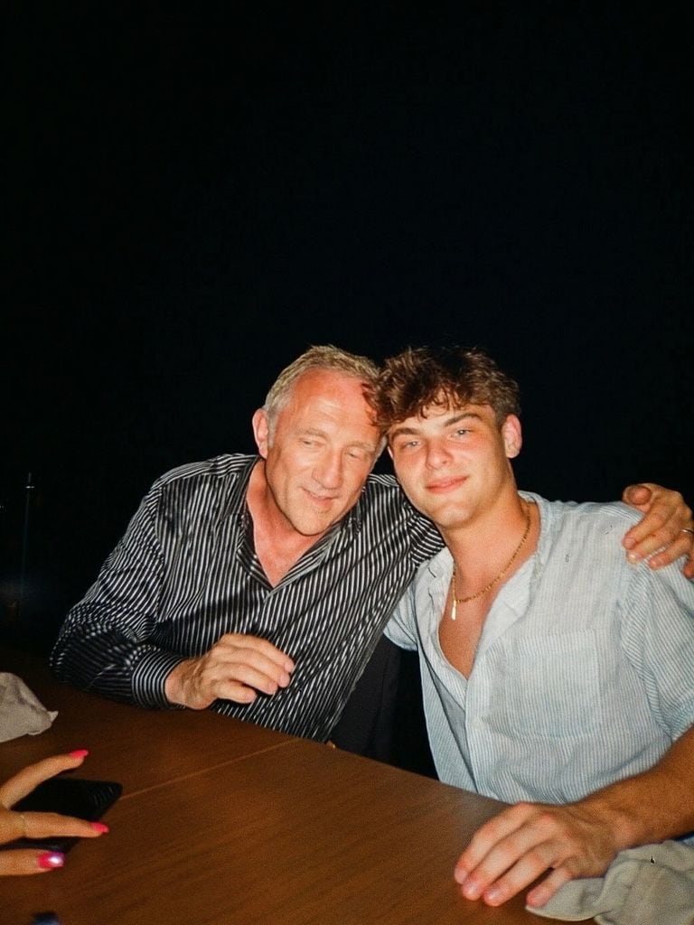 Mathilde Pinault compartió esta linda foto de su padre, Francois-Henri Pinault, y su hermano Augustin James Evangelista.