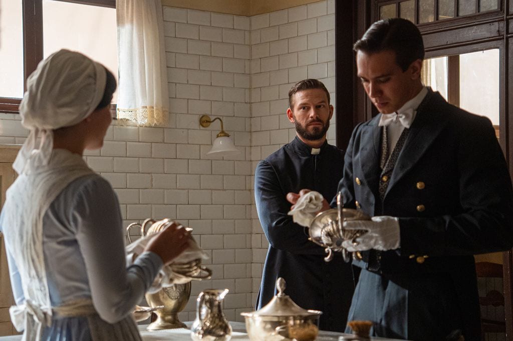 Samuel y María reprenden a Carlo por prestar demasiada atención a las doncellas