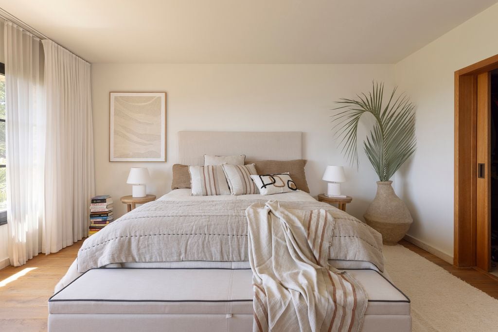 Dormitorio en tonos neutros y marrones