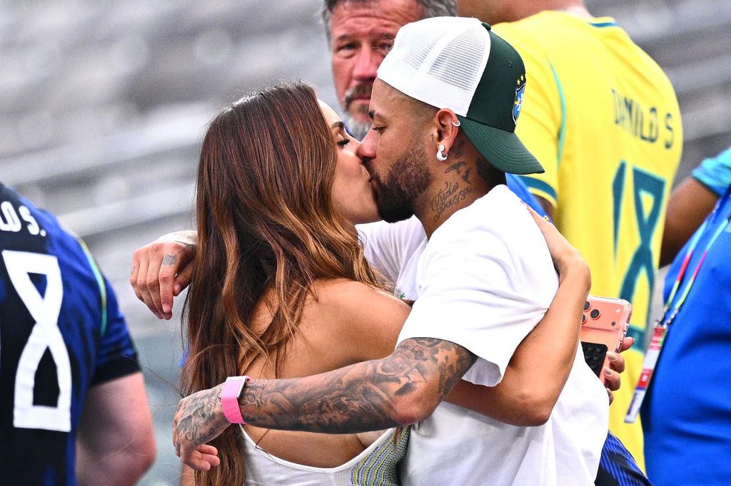 Neymar besa a su pareja Bruna Biancardi después del partido