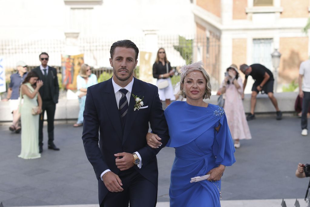 El novio llega a la boda