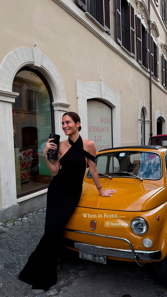 Gala González en Roma con vestido negro de Dior