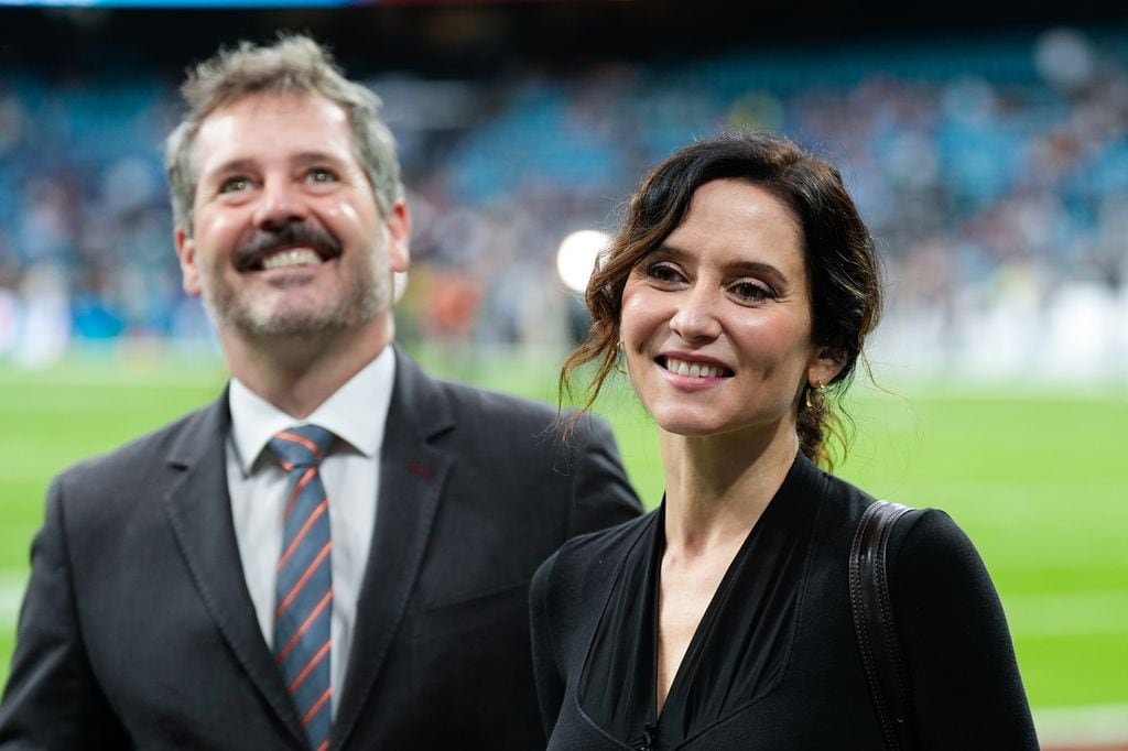 Isabel Díaz Ayudo en el partido de la NFL en el estadio Santiago Bernabéu, Madrid, 2025.