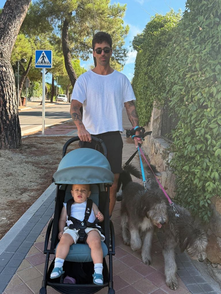 Matías Novoa con su hijo Milo paseando a sus dos perritos.