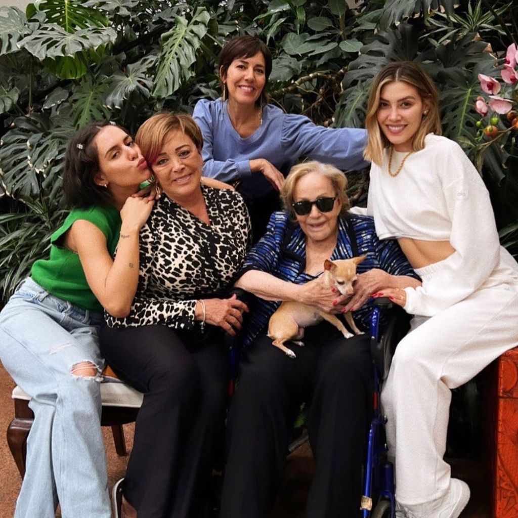 En esta fotografía cuatro generaciones, de izquierda a derecha: Camila Valero, Sylvia Pasquel, Stephanie Salas, Silvia Pinal y Michelle Salas.