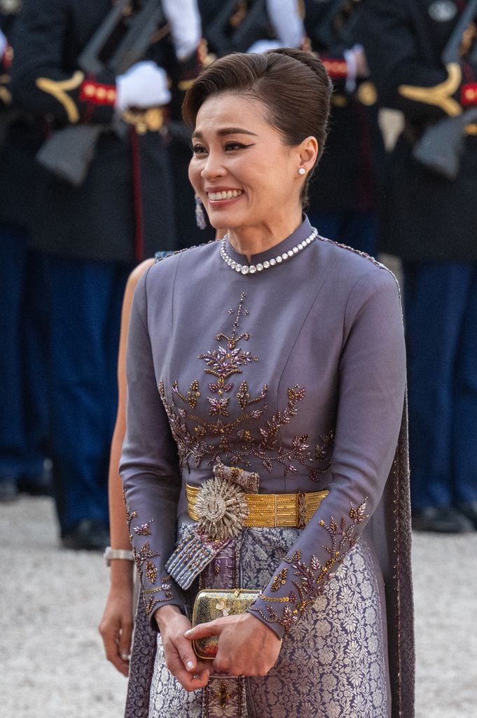 La reina Suthida durante el banquete de Estado ofrecido en el Palacio del Elíseo