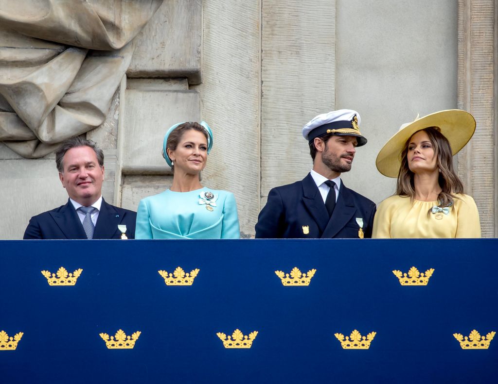 Plano medio de el Príncipe Carl Philip, la princesa Sofía, Christopher Oneill y la princesa Madeleine en un balcón