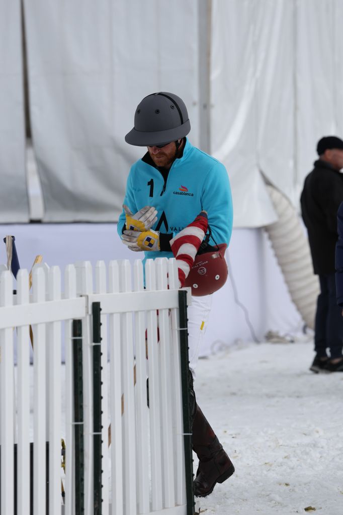 Dos imágenes del torneo de polo en el que el príncipe Harry se hizo daño en una mano