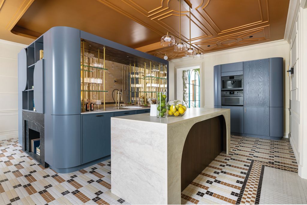 Cocina azul con isla central blanca