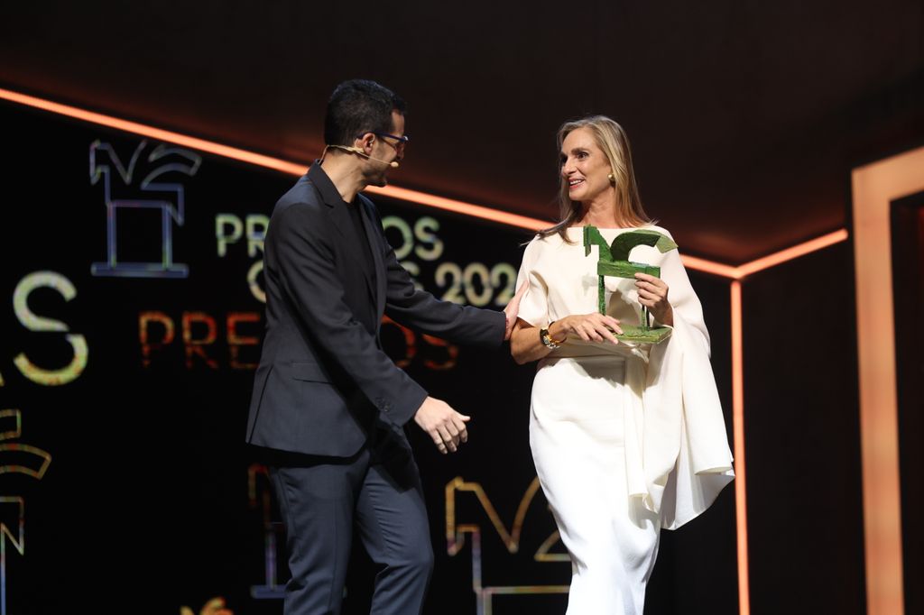 Plano medio de Marta Reyero recibiendo su premio Ondas