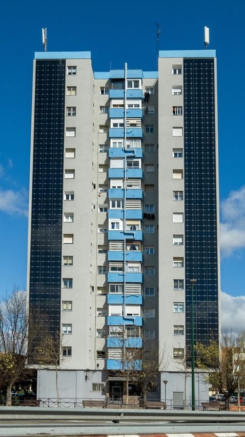 Edificio con fachada cubierta por placas solares