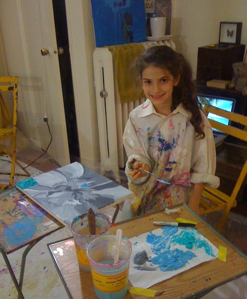 Ella de niña pintando acuarelas