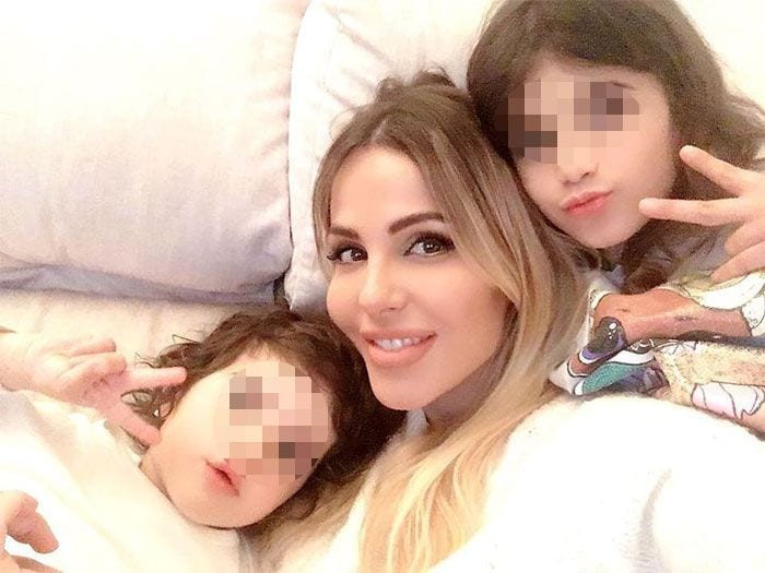 Noelia López, viuda de José Antonio Reyes, y sus hijas