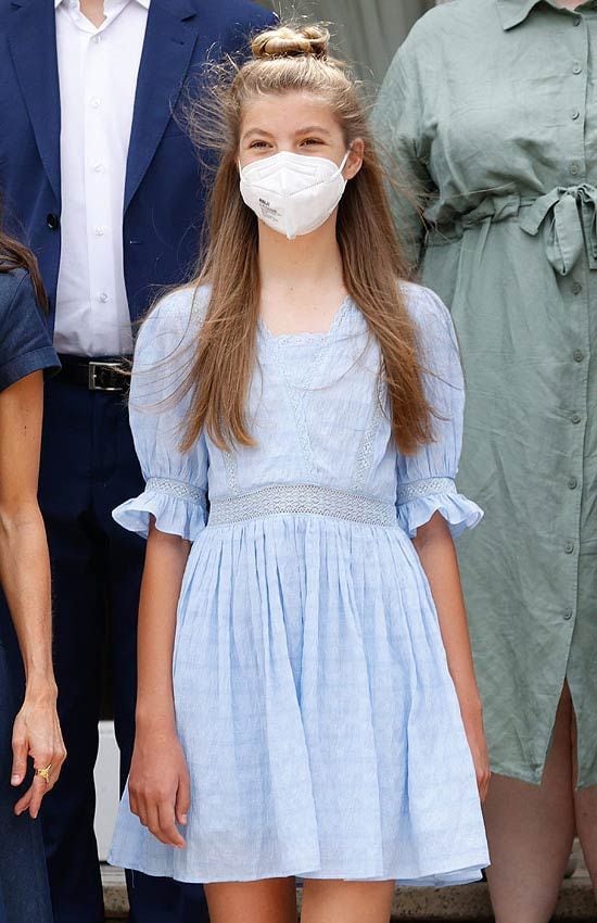 Infanta Sofía con minivestido y moño alto semirrecogido