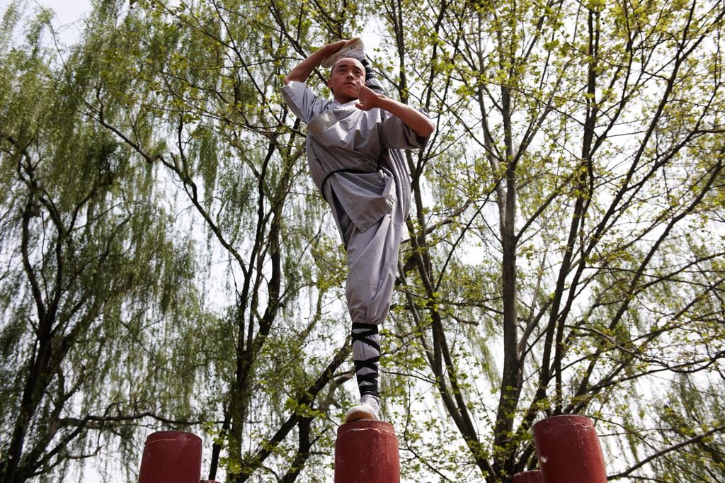 Dos imágenes del espectacular lugar en el que va a vivir el joven Simeón de Bulgaria en China, en la provincia de Henan, a los pies del Monte Song, cerca de la ciudad de Dengfeng