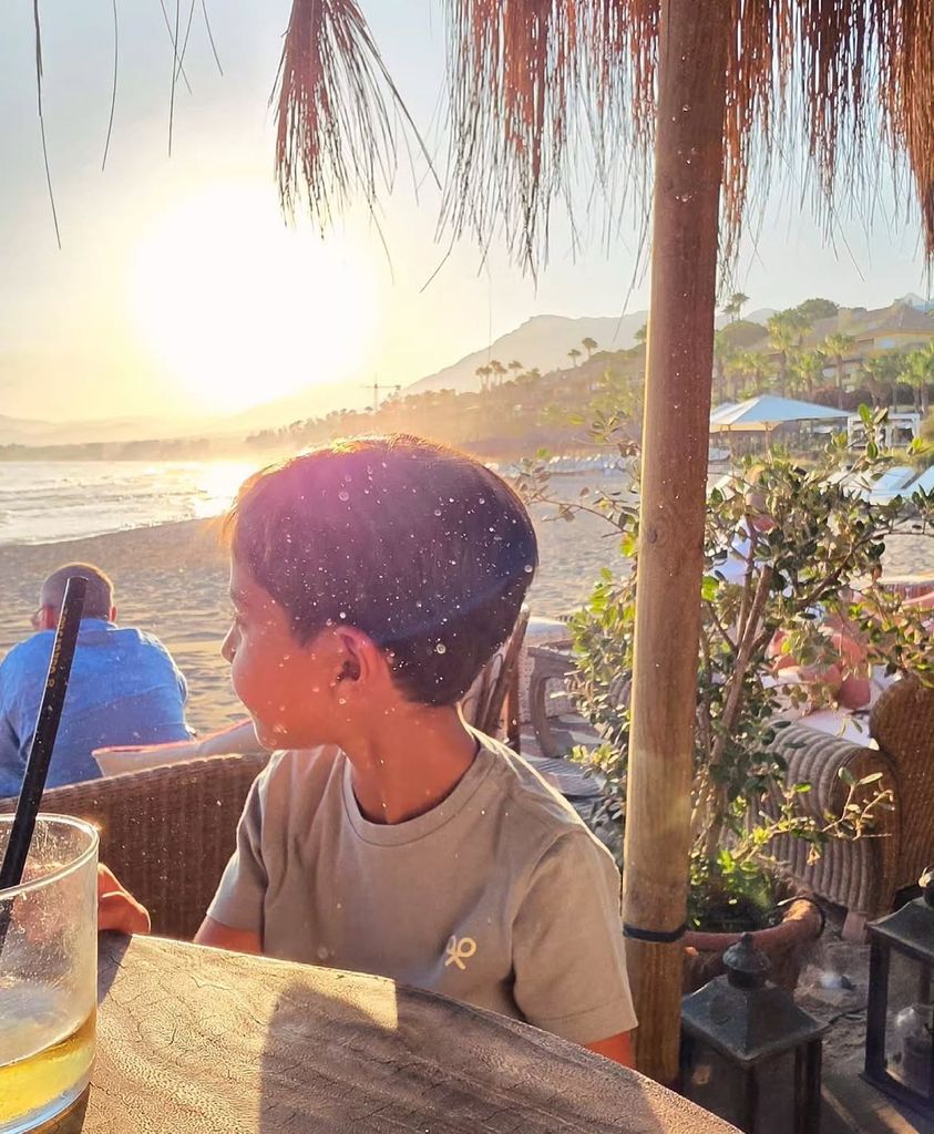 Una foto compartida en un chiringuito con su hijo