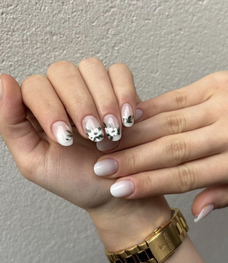Manicura con flores de Siberia Salón