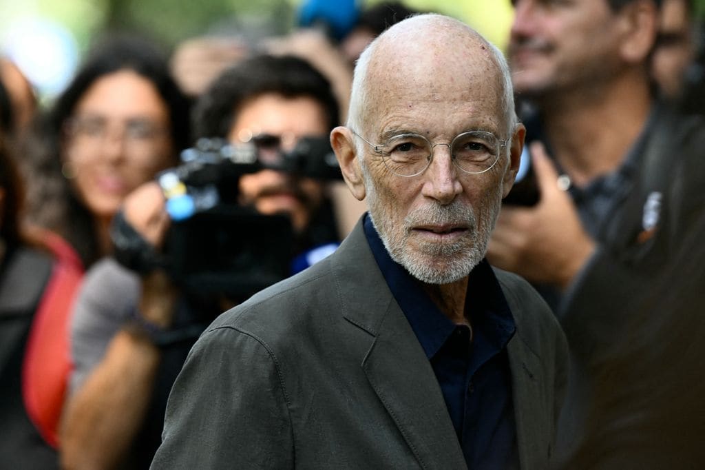 El director de cine italiano Gabriele Salvatores llega al Teatro Armani, espacio en el que tiene lugar la capilla ardiente de Giorgio Armani en Milán 