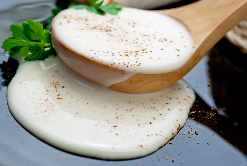 Puedes conseguir una bechamel más o menos claro según la proporción de ingredientes que añadas.