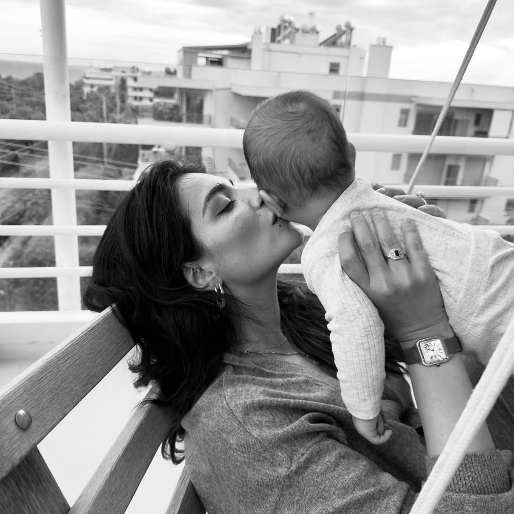 Melisa en una tierna imagen con su hijo Mylan en  su primer día de la madre