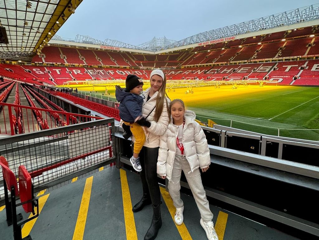 Anna Mariana con sus hijos Caio y Sara en el estadio del Manchester United.