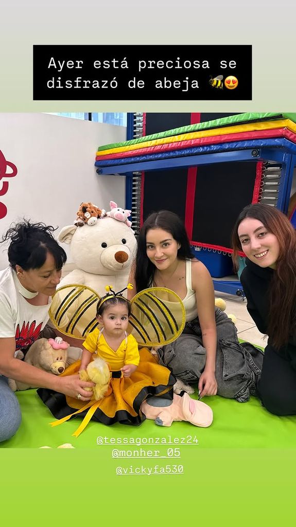 Paola Dalay publicó esta foto junto a su cuñada Vicky Fayad y con la pequeña Tessa convertida en una linda abejita.