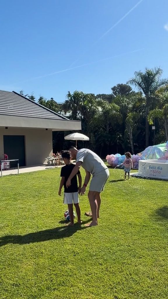 Cristiano Ronaldo enseñando a Mateo una de sus jugadas.
