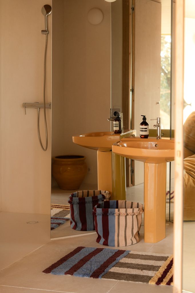 Baño pequeño con textiles a rayas