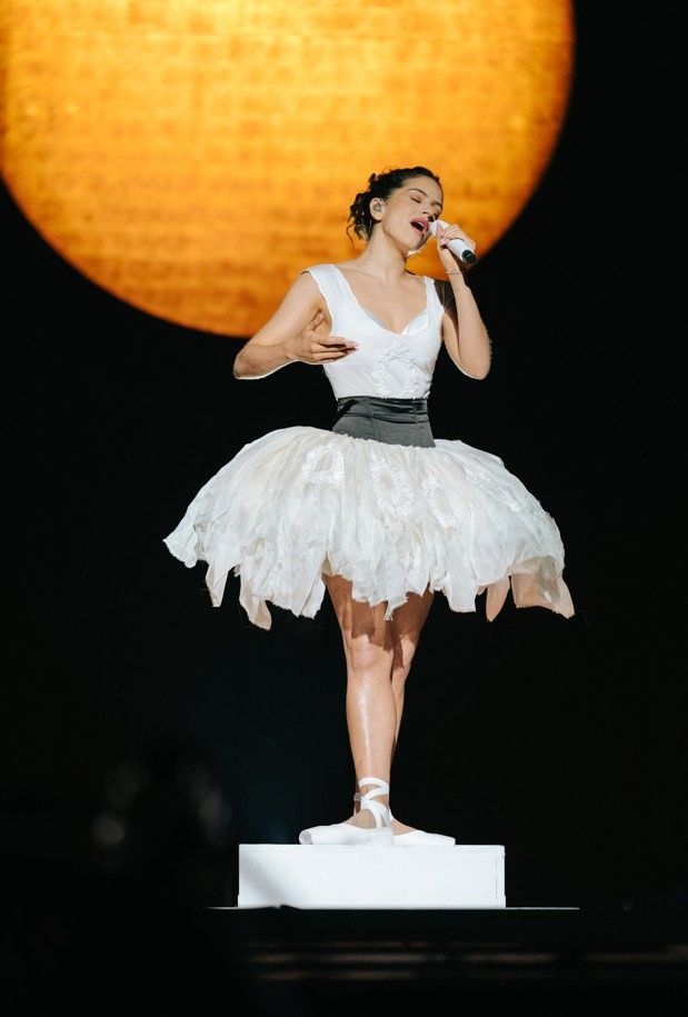 Rosalía con look de Dior en su gira LUX