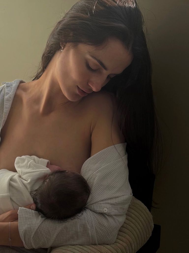 Tierna imagen de Blanca Padilla dandole el pecho a su hija