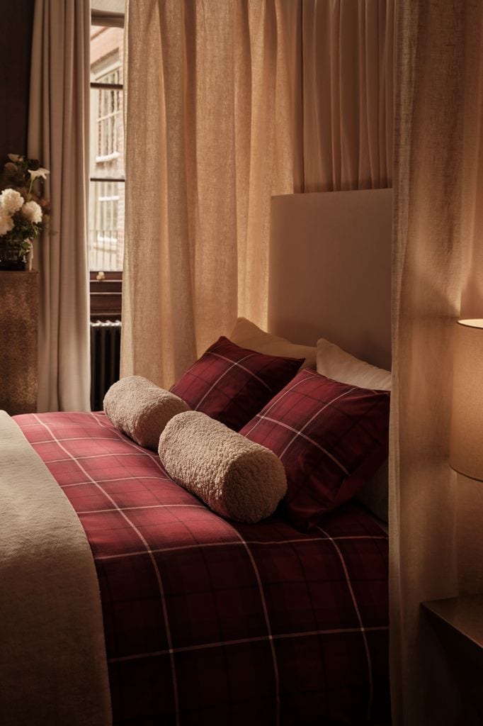 Cama con colcha de cuadros