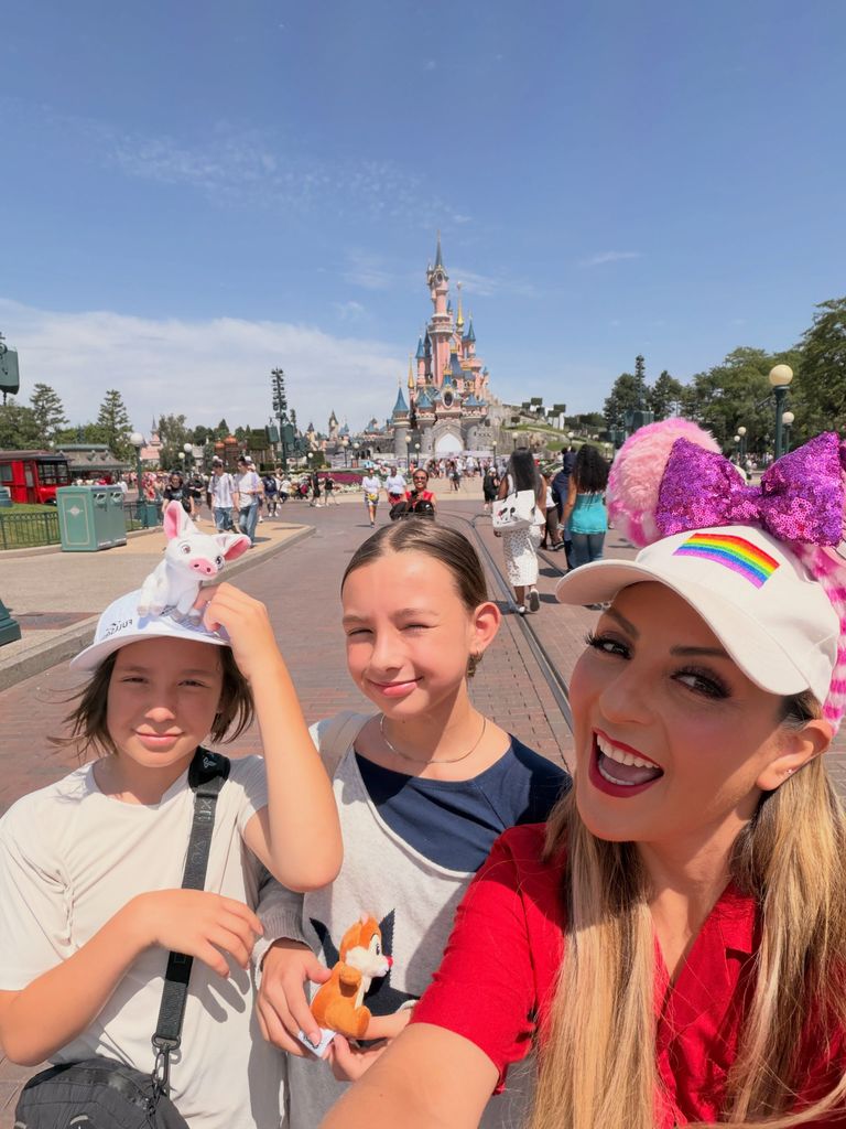 Mariana Ochoa con sus hijos en Disneyland París.
