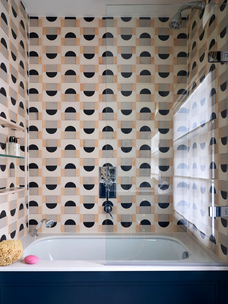 Pared de la bañera con azulejos geométricos    