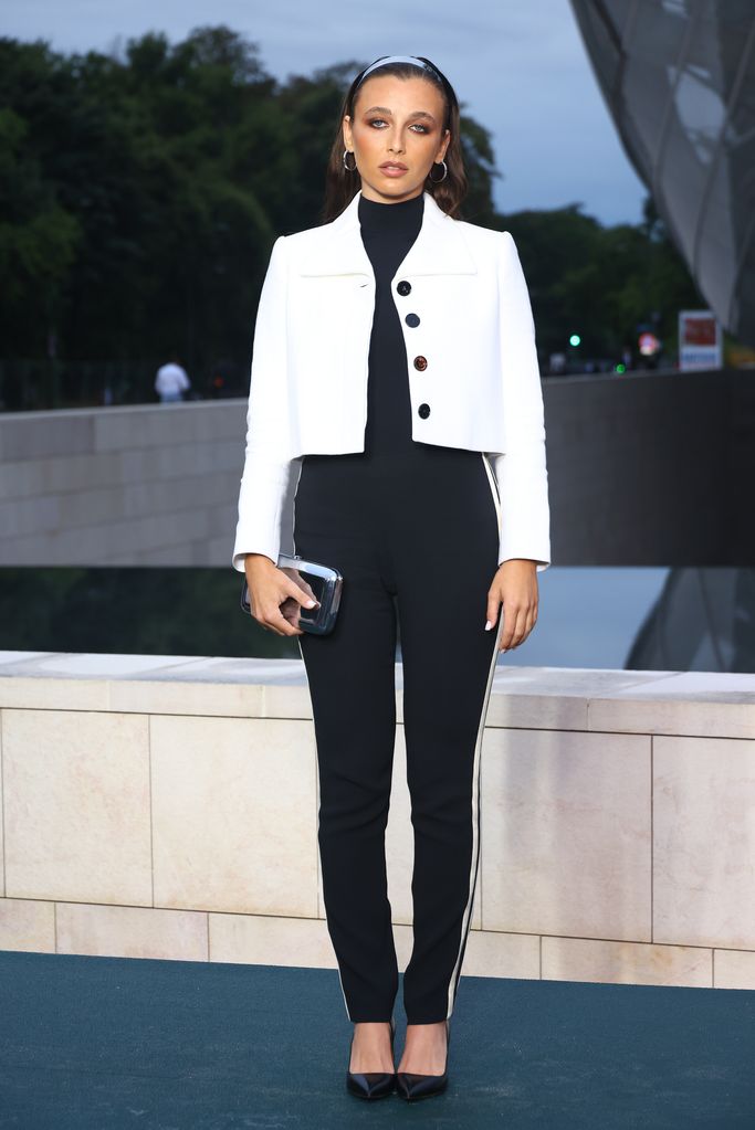 La sofisticada Emma Chamberlain lució muy chic en esta celebración